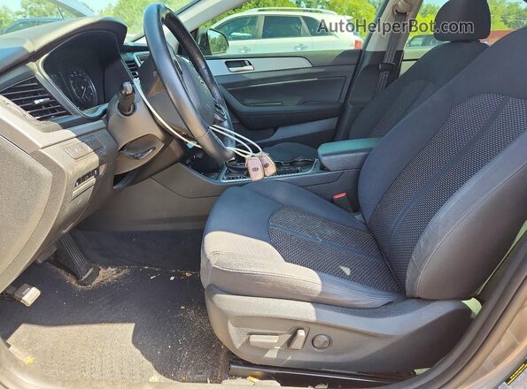 5NPE34AF7JH685027 2018 HYUNDAI SONATA Gray Vista interior delantera