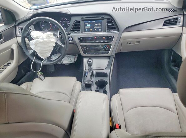 5NPE34AF8HH460187 2017 HYUNDAI SONATA Silver Widok deski rozdzielczej