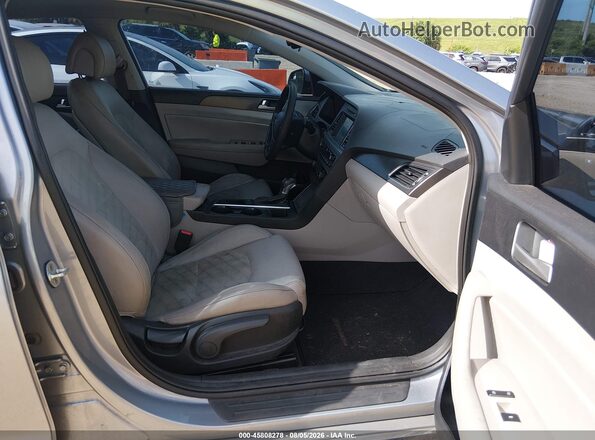 5NPE34AF8HH474820 2017 HYUNDAI SONATA Silver Widok wnętrza z przodu