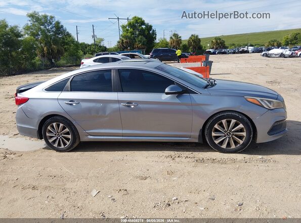 5NPE34AF8HH474820 2017 HYUNDAI SONATA Silver Widok wnętrza z tyłu