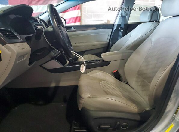 5NPE34AF9HH558855 2017 HYUNDAI SONATA Серебряный Вид салона спереди
