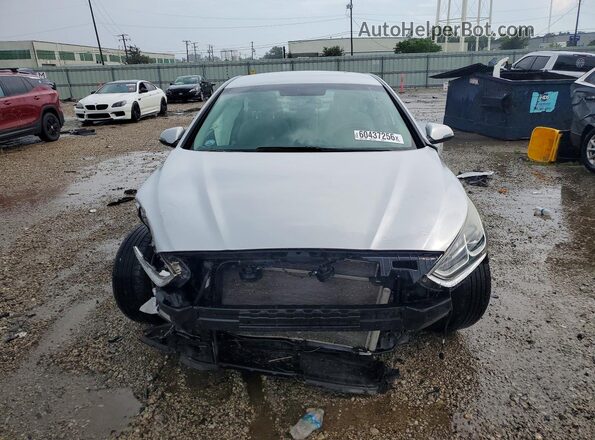 5NPE34AF9JH632667 2018 HYUNDAI SONATA Silver Widok z przodu