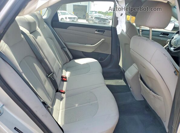 5NPE34AF9JH632667 2018 HYUNDAI SONATA Silver Widok tylnych siedzeń