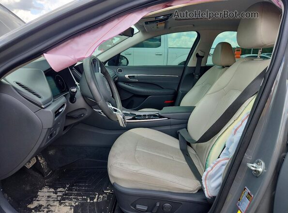5NPEH4J21LH010923 2020 HYUNDAI SONATA Серый Вид салона спереди