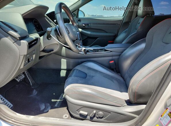 5NPEK4JCXMH096955 2021 HYUNDAI SONATA Silver Front interior view