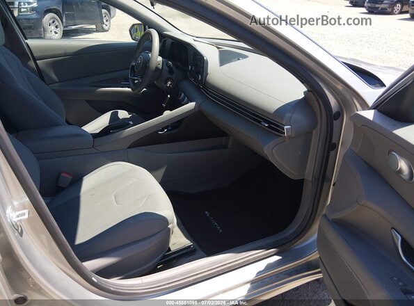 5NPLL4AG2MH049698 2021 HYUNDAI ELANTRA Silver Սալոնի դիմացի տեսք