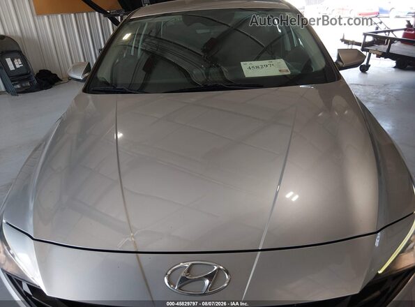 5NPLL4AG4MH038105 2021 HYUNDAI ELANTRA Silver Widok z przodu