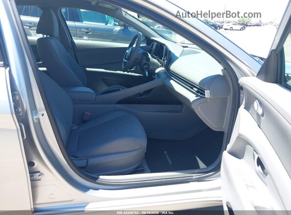 5NPLL4AG6MH046724 2021 HYUNDAI ELANTRA Silver Vista interior delantera