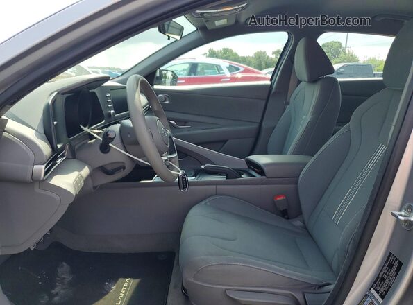 5NPLM4AG0NH070645 2022 HYUNDAI ELANTRA Silver Սալոնի դիմացի տեսք