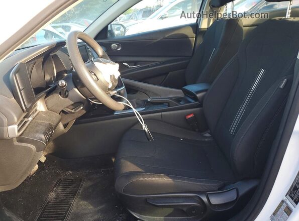 5NPLM4AG2NH072977 2022 HYUNDAI ELANTRA White Front interior view