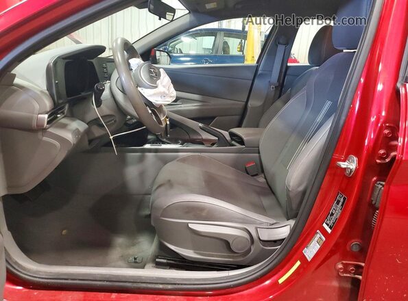 5NPLM4AG2PH087420 2023 HYUNDAI ELANTRA Red Вид салону спереду