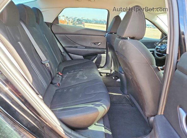 5NPLM4AG3NH078058 2022 HYUNDAI ELANTRA Black Widok tylnych siedzeń