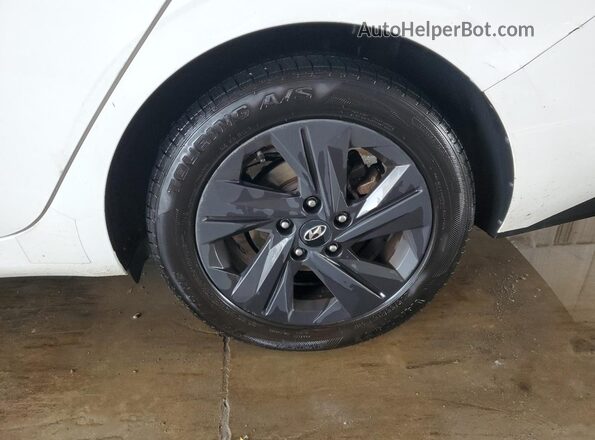 5NPLM4AG3PH103849 2023 HYUNDAI ELANTRA White Սալոնի 360 աստիճան տեսք