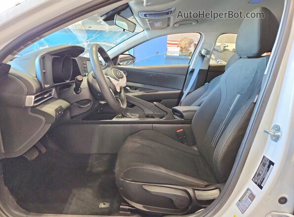 5NPLM4AG5MH042712 2021 HYUNDAI ELANTRA White Вид салону спереду