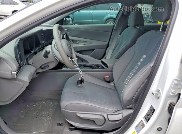 5NPLM4AG6NH067121 2022 HYUNDAI ELANTRA White Вид салону спереду