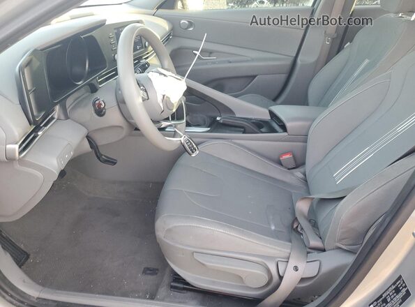 5NPLM4AG8NH083613 2022 HYUNDAI ELANTRA Серебряный Вид салона спереди