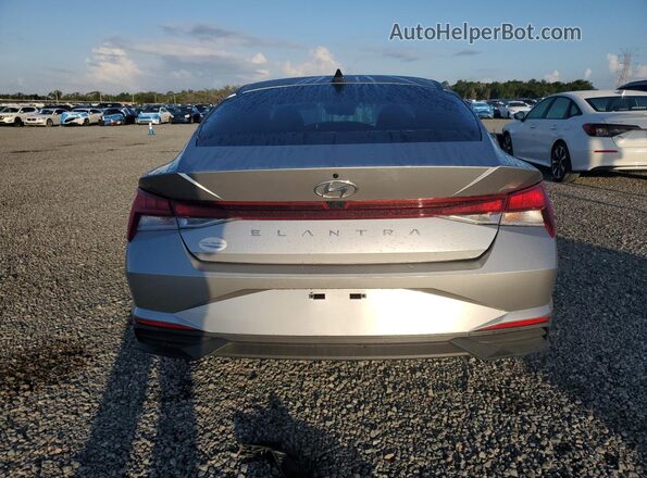 5NPLM4AG8NH083613 2022 HYUNDAI ELANTRA Серебряный Вид сзади