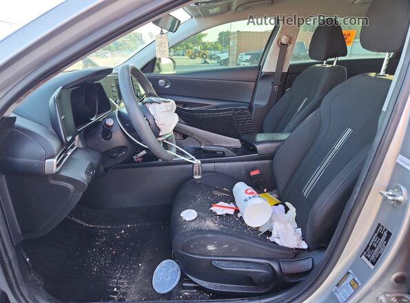 5NPLM4AG8PH103488 2023 HYUNDAI ELANTRA Серебряный Вид салона спереди