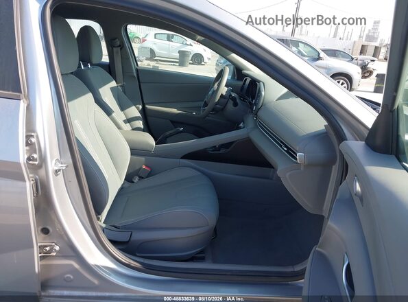 5NPLM4AG9PH099953 2023 HYUNDAI ELANTRA Silver წინა სალონის ხედი