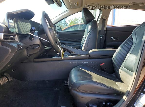 5NPLP4AG5PH109420 2023 HYUNDAI ELANTRA Черный Вид салона спереди