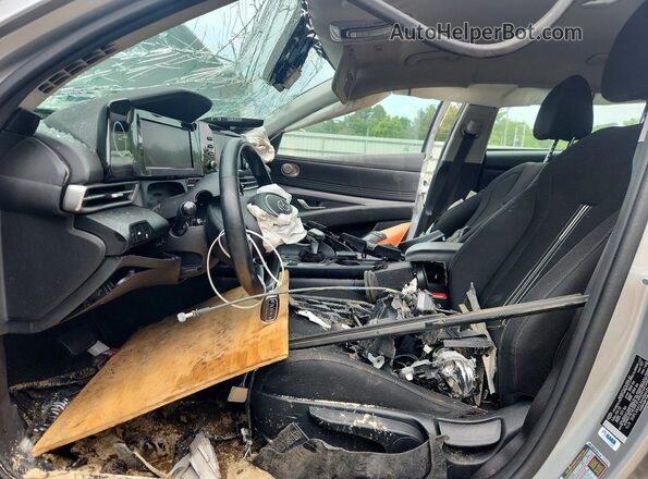 5NPLS4AG1NH086696 2022 HYUNDAI ELANTRA Silver Widok wnętrza z przodu