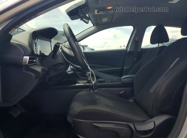 5NPLS4AG2NH086884 2022 HYUNDAI ELANTRA Silver Front interior view