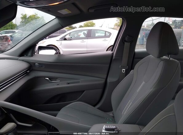 5NPLS4AG2PH118008 2023 HYUNDAI ELANTRA Серебряный Вид салона спереди