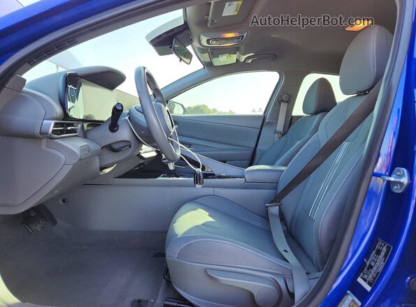 5NPLS4AG4PH088302 2023 HYUNDAI ELANTRA Синий Вид салона спереди
