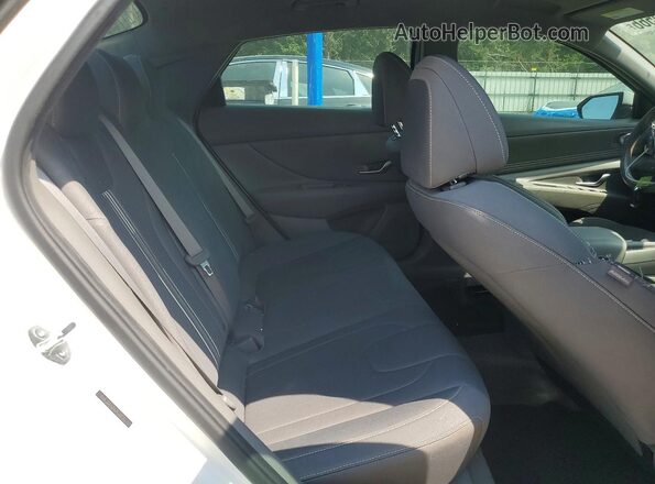 5NPLS4AG4PH105745 2023 HYUNDAI ELANTRA White Widok tylnych siedzeń