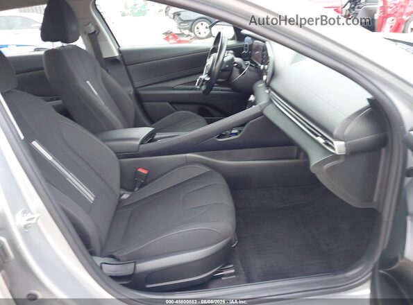 5NPLS4AG6MH024743 2021 HYUNDAI ELANTRA Серебряный Вид салона спереди