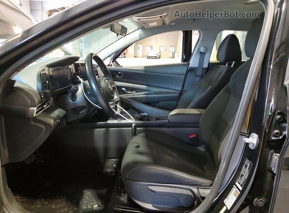 5NPLS4AG6NH053824 2022 HYUNDAI ELANTRA Черный Вид салона спереди