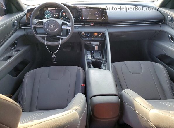 5NPLS4AG7NH067490 2022 HYUNDAI ELANTRA Black Widok deski rozdzielczej