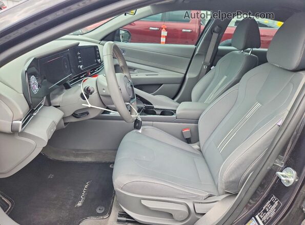 5NPLS4AG8NH062461 2022 HYUNDAI ELANTRA Charcoal Вид салону спереду