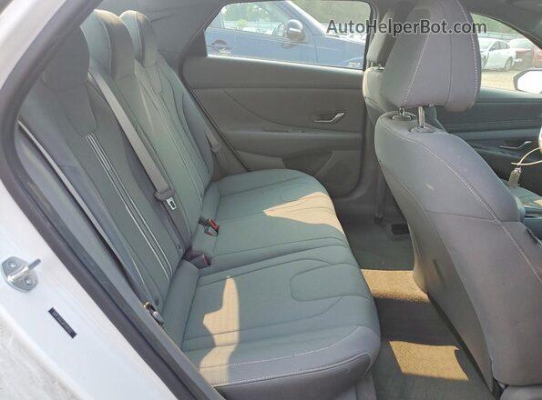 5NPLS4AG8PH109202 2023 HYUNDAI ELANTRA White Widok tylnych siedzeń