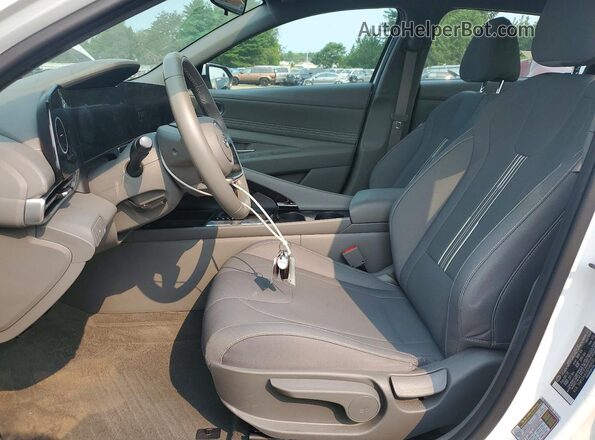 5NPLS4AG8PH109202 2023 HYUNDAI ELANTRA White Widok wnętrza z przodu