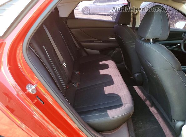 5NPLS4AG9NH082136 2022 HYUNDAI ELANTRA Red Widok tylnych siedzeń