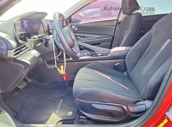 5NPLS4AG9NH082136 2022 HYUNDAI ELANTRA Red Widok wnętrza z przodu