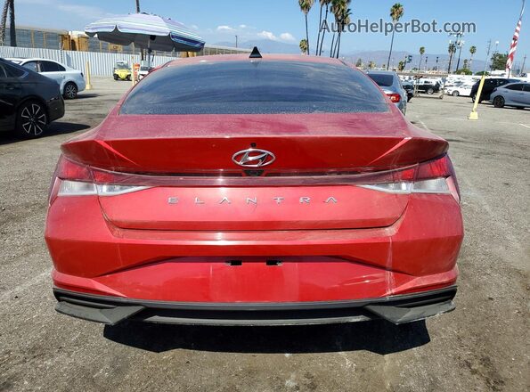 5NPLS4AG9NH082136 2022 HYUNDAI ELANTRA Red Widok z tyłu