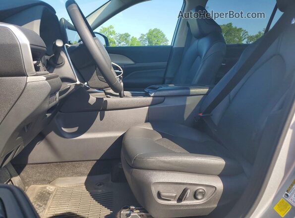 5TDAAAA5XRS018226 2024 TOYOTA GRAND Silver Vista interior delantera