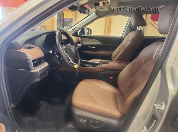 5TDAAAB53RS043774 2024 TOYOTA GRAND Silver Vista interior delantera
