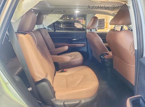 5TDAAAB53RS043774 2024 TOYOTA GRAND Silver Vista interior trasera