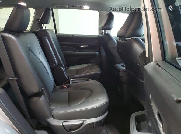 5TDAAAB55SS082534 2025 TOYOTA GRAND Silver Widok wnętrza z tyłu