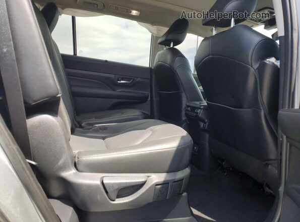 5TDAAAB58RS045083 2024 TOYOTA GRAND Gray Vista interior trasera