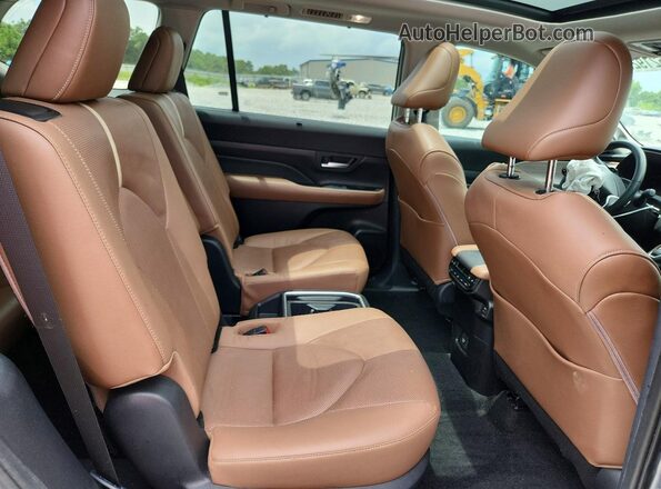 5TDAAAB58SS081135 2025 TOYOTA GRAND Gray Vista interior trasera