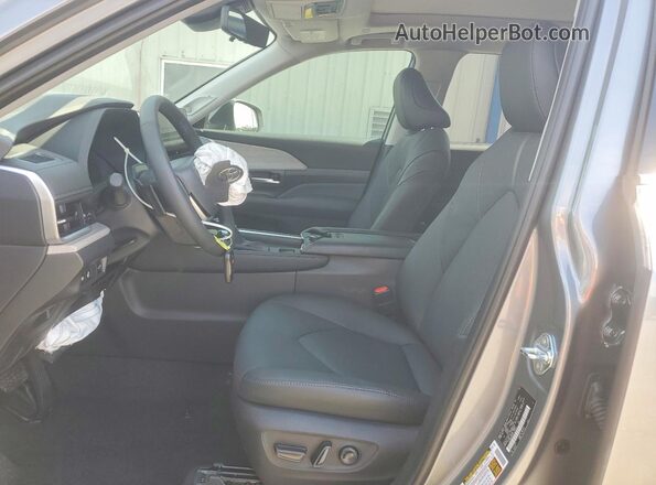 5TDAAAB58TS113812 2026 TOYOTA GRAND Silver Front interior view