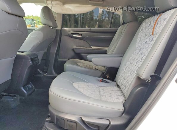 5TDAARAH5NS510312 2022 TOYOTA HIGHLANDER White უკანა სალონის ხედი