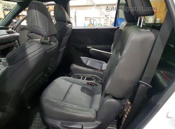 5TDABAB69RS003723 2024 LEXUS TX White Widok wnętrza z tyłu