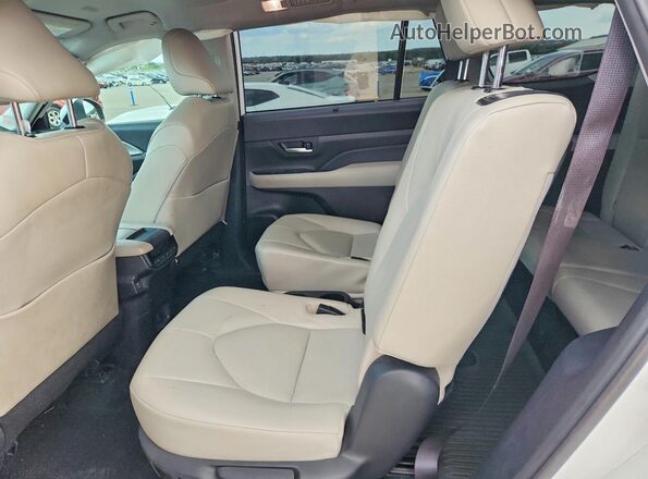 5TDACAB5XRS006019 2024 TOYOTA GRAND White უკანა სალონის ხედი