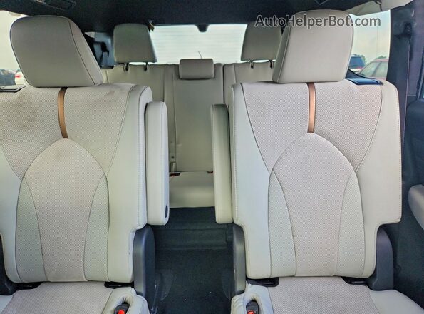 5TDADAB59TS026976 2026 TOYOTA GRAND Silver Vista interior trasera