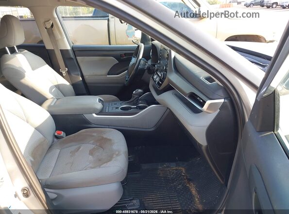 5TDBZRBH9MS559443 2021 TOYOTA HIGHLANDER Silver Widok wnętrza z przodu